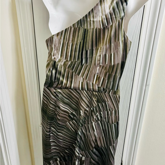 Maggy London One Shoulder Satin, Bodycon Dress, With Ruching Exc Cond. SIZE 6 - Picture 6 of 8